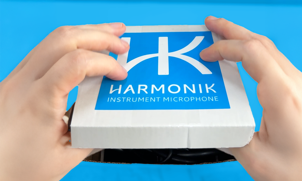 Fotografia ilustrativa de uma caixa com produtos Harmonik Microphones