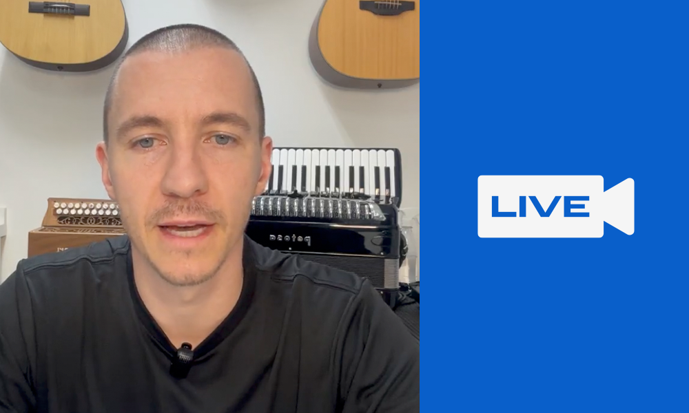 Imagem com fotografia do Jonatan Dalmonte em uma live nas redes da Harmonik Microphones sobre a bateria recarregável harmonik.