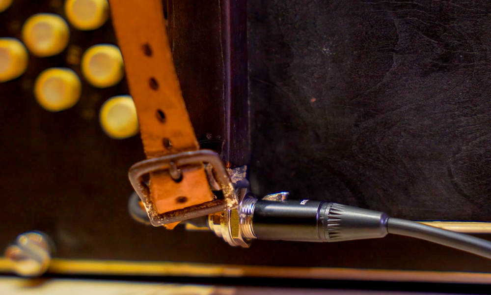 Fotografia ilustrativa da conexão do captador para bandoneon da Harmonik Microphones no plug do instrumento.