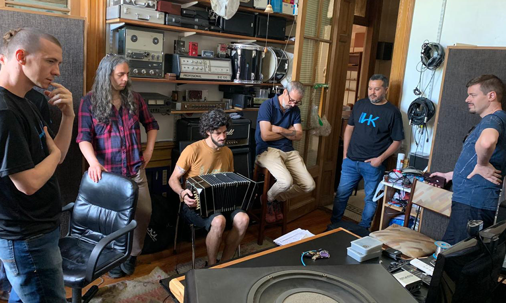 Fotografia ilustrativa de diversos músicos e engenheiros da Harmonik Microphones criando o captador para bandoneon.