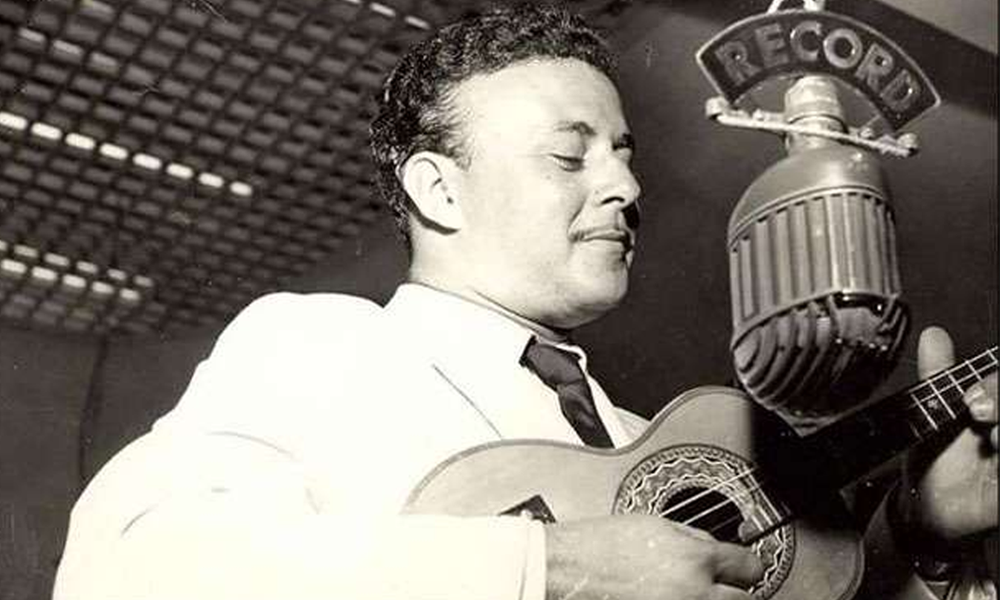 Fotografia ilustrativa do músico Waldir Azevedo - Harmonik Microphones