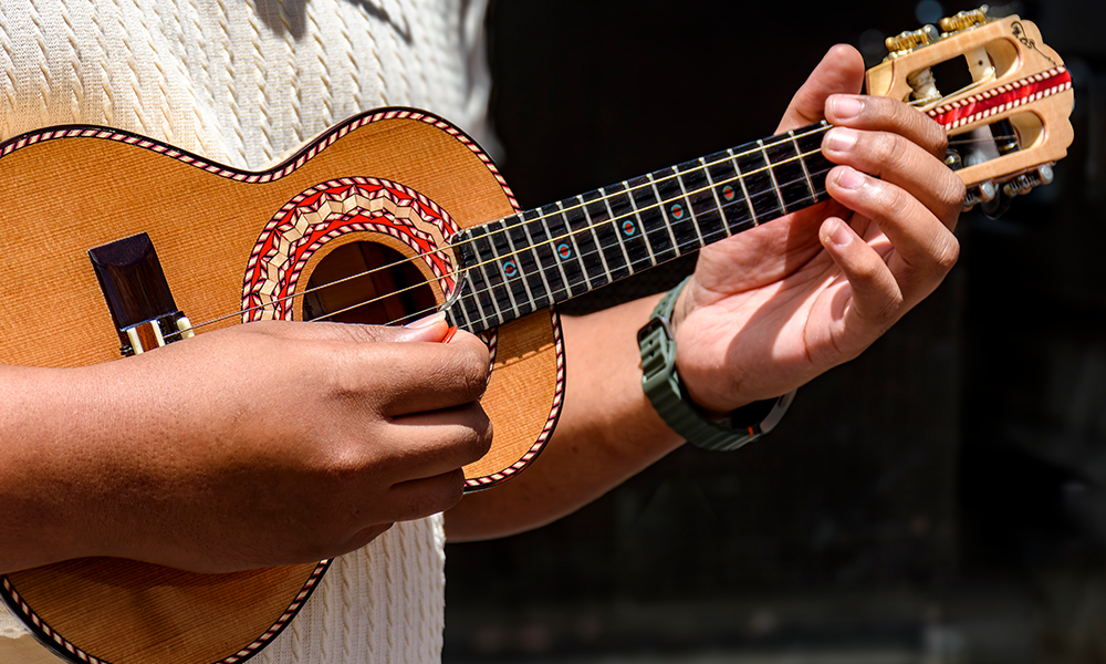 Fotografia ilustrativa de um cavaquinho com o captador instalado e invisível da harmonik microphones