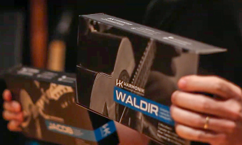 Fotografia ilustrativa de um captador para cavaquinho waldir harmonik microphones na caixa