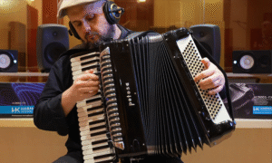Fotografia Ilustrativa de um músico tocando acordeon enquanto utiliza os captadores fx e fs da harmonik