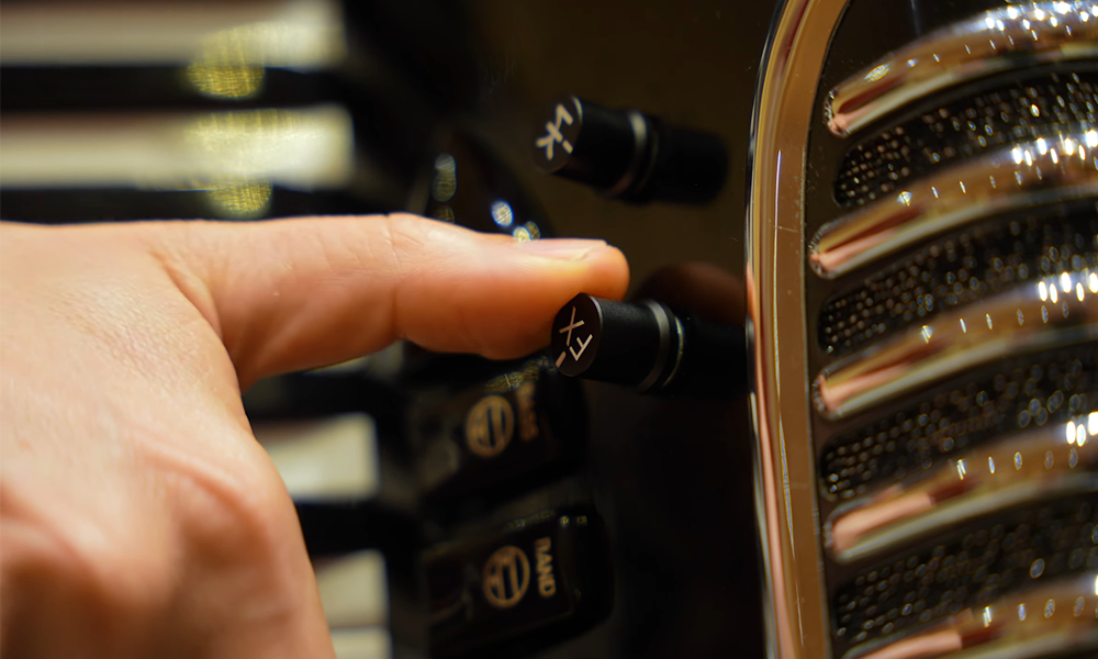 Fotografia ilustrativa em close do botão de FX da harmonik - captação-acordeon-fs-fx-harmonik