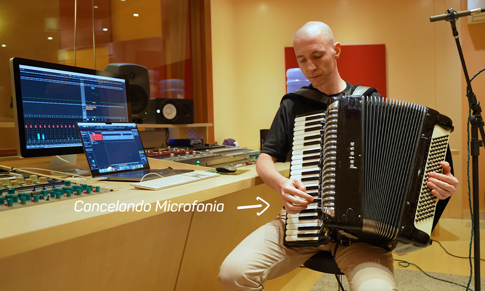 Fotografia ilustrativa do Jonatan da Harmonik testando o cancelamento de microfonia do captador fx da Harmonik.