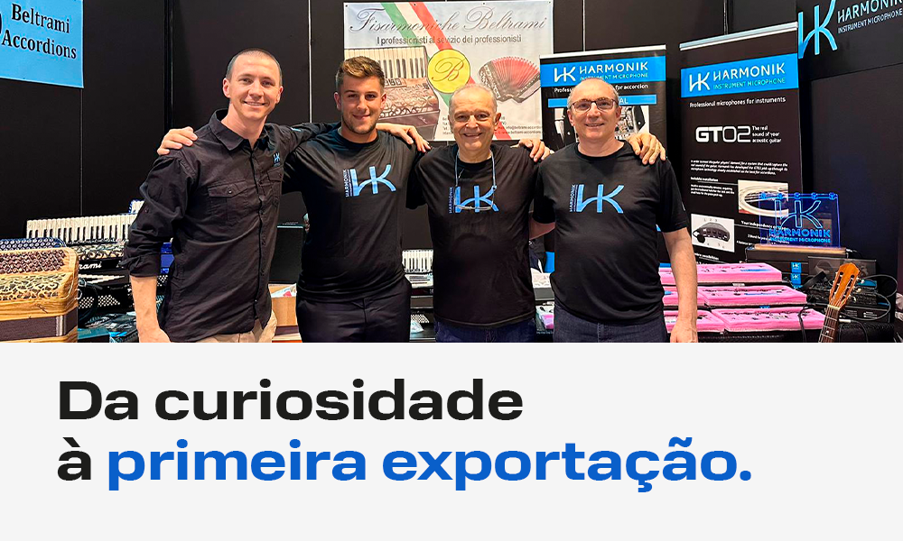 Fotografia ilustrativa da equipe da Harmonik com texto: da curiosidade  à primeira exportação.