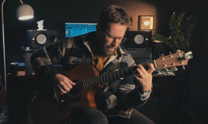 Fotografia ilustrativa de um músico tocando violão utilizando o GT