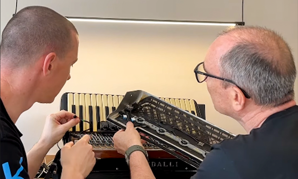 Fotografia ilustrativa da equipe técnica da Harmonik Microphones - a jornada do acordeonista.