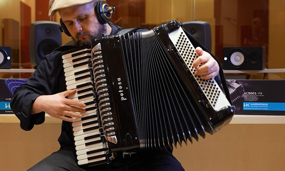 Fotografia ilustrativa de um acordeonista utilizando a Harmonik Microphones em sua jornada do acordeonista.