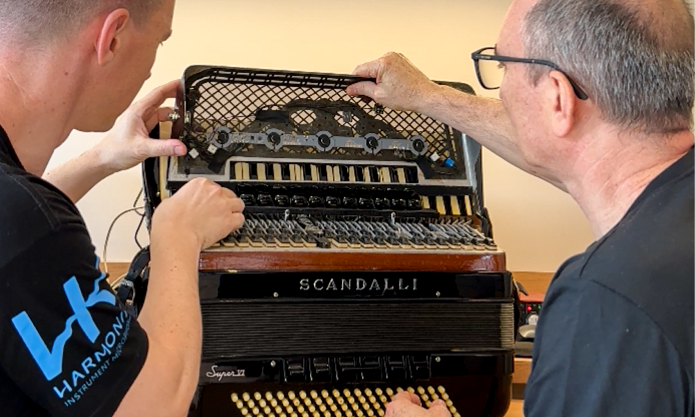 Fotografia Ilustrativa dos fundadores da Harmonik instalando um captador para acordeon. Por que uma captação custa o que custa?